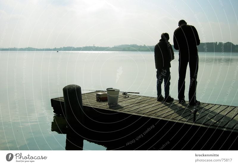 nimm dir zeit Familie & Verwandtschaft Vater Sohn sprechen See Generation Steg Zusammensein Freizeit & Hobby Angeln ködern ruhig Erholung Interpretation Wasser