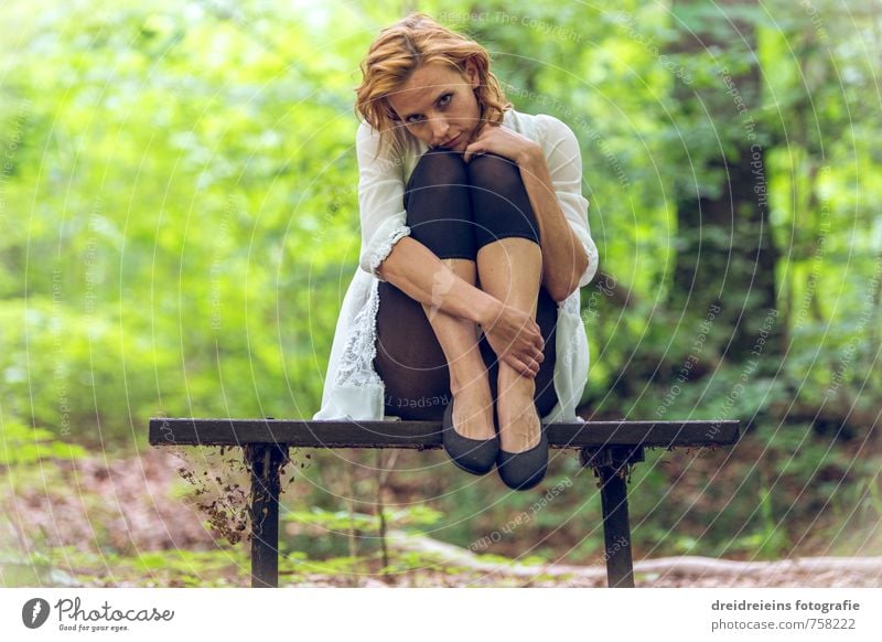 Die Bank im Wald Mensch feminin Junge Frau Jugendliche 1 Natur Schönes Wetter Haare & Frisuren beobachten Denken sitzen träumen ästhetisch schön natürlich