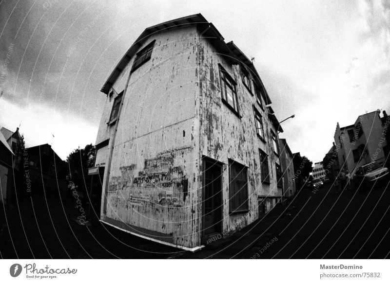 Wellblech, Baby! Haus Wolken dramatisch Fischauge Plakat Fenster Eingang Gebäude Dach analog Himmel Schwarzweißfoto Tür Straße