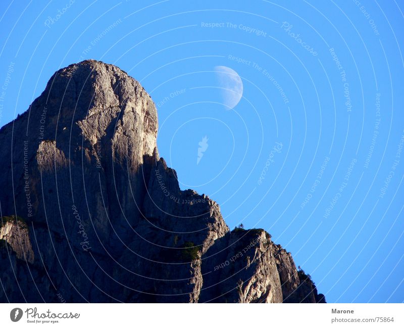 Mondaufgang am Berg Halbmond Sichelmond Bergkamm Schwerelosigkeit Dolomiten Bergkette Himmelskörper & Weltall Berge u. Gebirge oben bergrücken Felsen blau frei