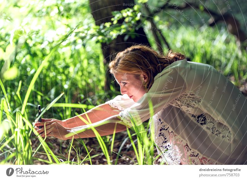 Die Fotografin bei der Arbeit Mensch feminin Junge Frau Jugendliche 1 Natur Pflanze Schönes Wetter Gras Grünpflanze Kleid beobachten entdecken sitzen warten