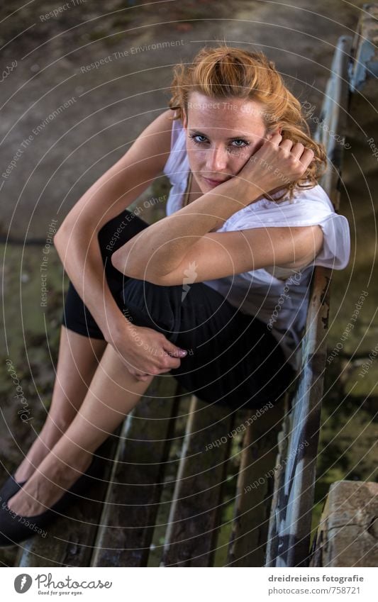 Was sie wohl denkt? elegant Mensch feminin Junge Frau Jugendliche 1 Hemd Hose Haare & Frisuren beobachten berühren genießen Lächeln Blick sitzen sportlich