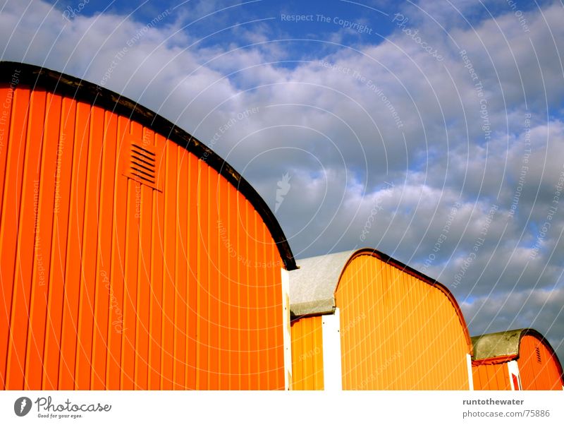 Bauwagen-Alarm gelb Baustelle Bauarbeiter mehrfarbig Freundlichkeit nebeneinander Herbst Gegenteil harmonisch Himmel orange blau Farbe Arbeit & Erwerbstätigkeit