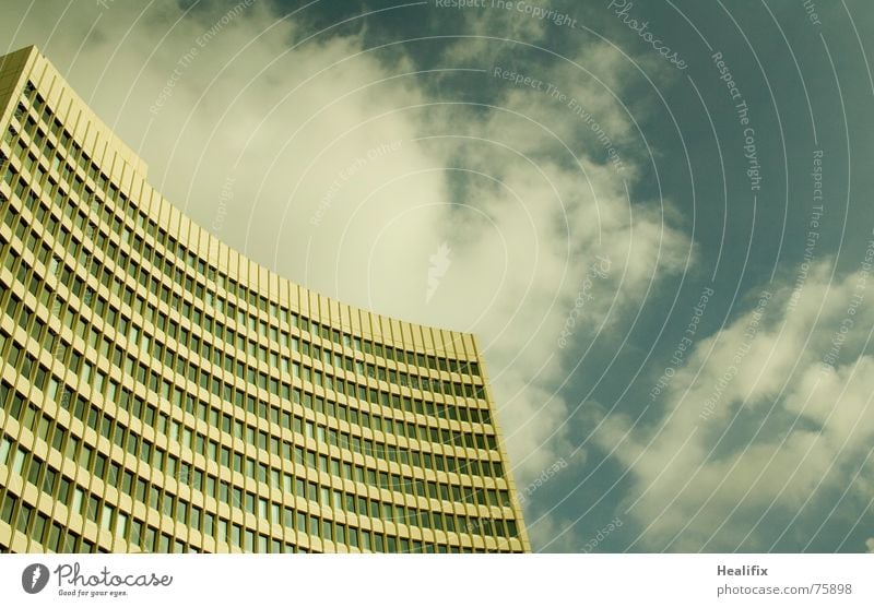 Ganz allein... Haus Hochhaus Arbeit & Erwerbstätigkeit Fenster geschwungen Etage Himmel Stadt Wolken Dach Konstruktion Wolkenformation Rollo windows Linie lines