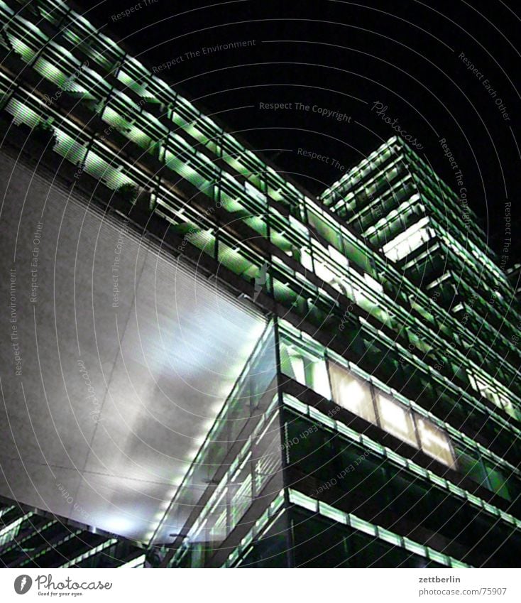 Kantstraße Haus Hochhaus Neubau Fassade Beton Stahl Licht Nacht modern Glas Berlin Nachtaufnahme Architektur Froschperspektive aufwärts Bürogebäude