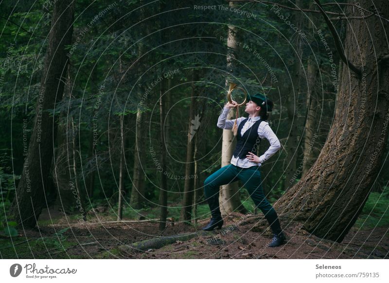 Hört, hört. Ausflug Abenteuer Mensch feminin Frau Erwachsene 1 Umwelt Natur Sommer Wald Bekleidung Hut Förster schreien laut Lautstärke Horn Jagd Farbfoto