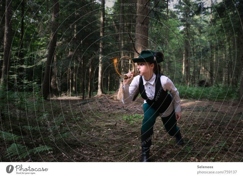 Tonangeber Ausflug Abenteuer Ferne Expedition Mensch feminin Frau Erwachsene 1 Umwelt Natur Wald Hut Horn Entschlossenheit Jagd Jäger Jägerhut laut Lautstärke