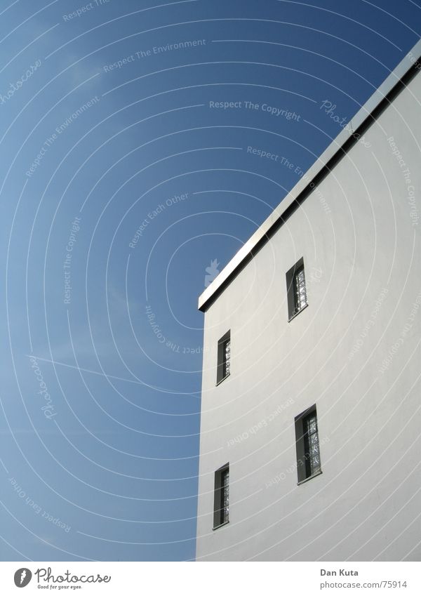 Schlicht und einfach Haus Fenster Dach minimalistisch Himmel blau geradeheraus reduzieren