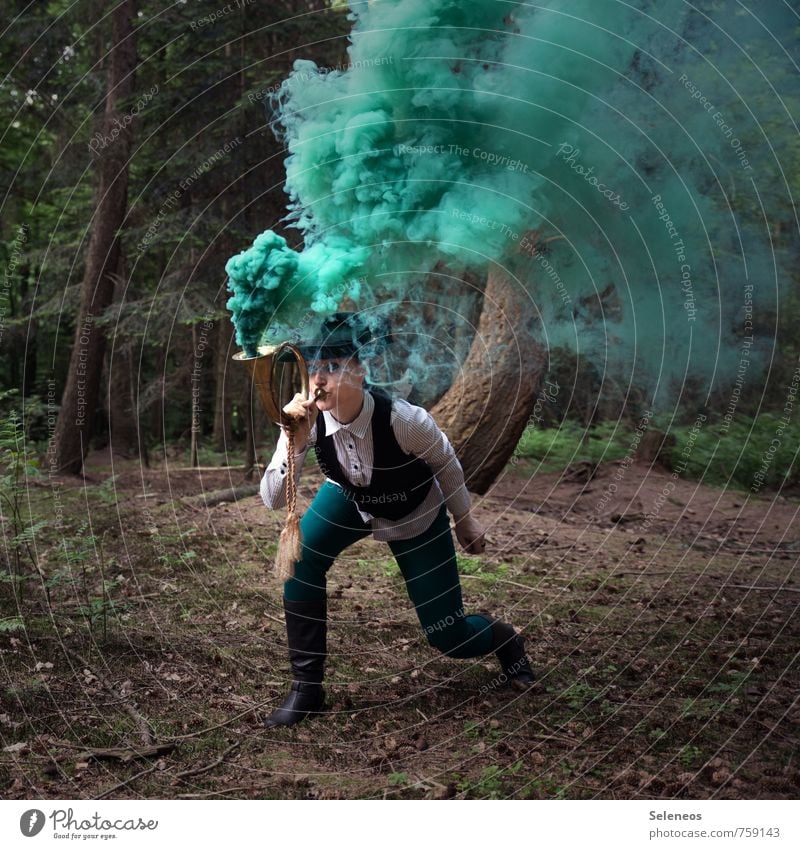 Alarm Abenteuer Freiheit Förster Landwirtschaft Forstwirtschaft Mensch feminin 1 Umwelt Natur Pflanze Baum Wald Hut Horn bedrohlich Rauch Farbfoto Außenaufnahme