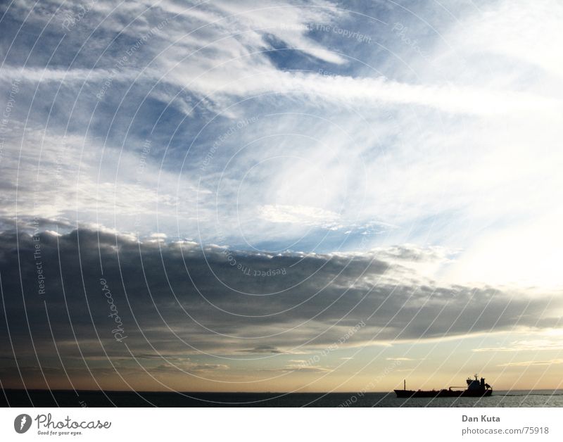 Ungewisse Fahrt Wolken Meer Strand Wasserfahrzeug Niederlande Zoutelande dunkel Horizont Apokalypse Angst Panik Macht Ferne Freiheit Farbe Sonne Himmel Öltanker