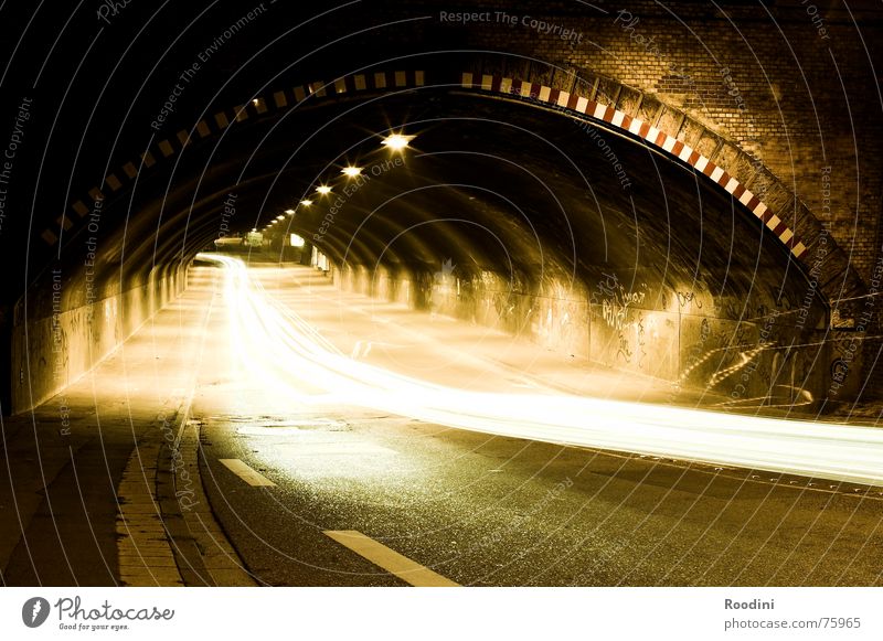 Tunnelblick Nacht Licht fahren heizen Langzeitbelichtung Autofahren Fahrer Fahrbahn Nachtfahrt Raser Geschwindigkeit Reflexion & Spiegelung Straßenbelag PKW