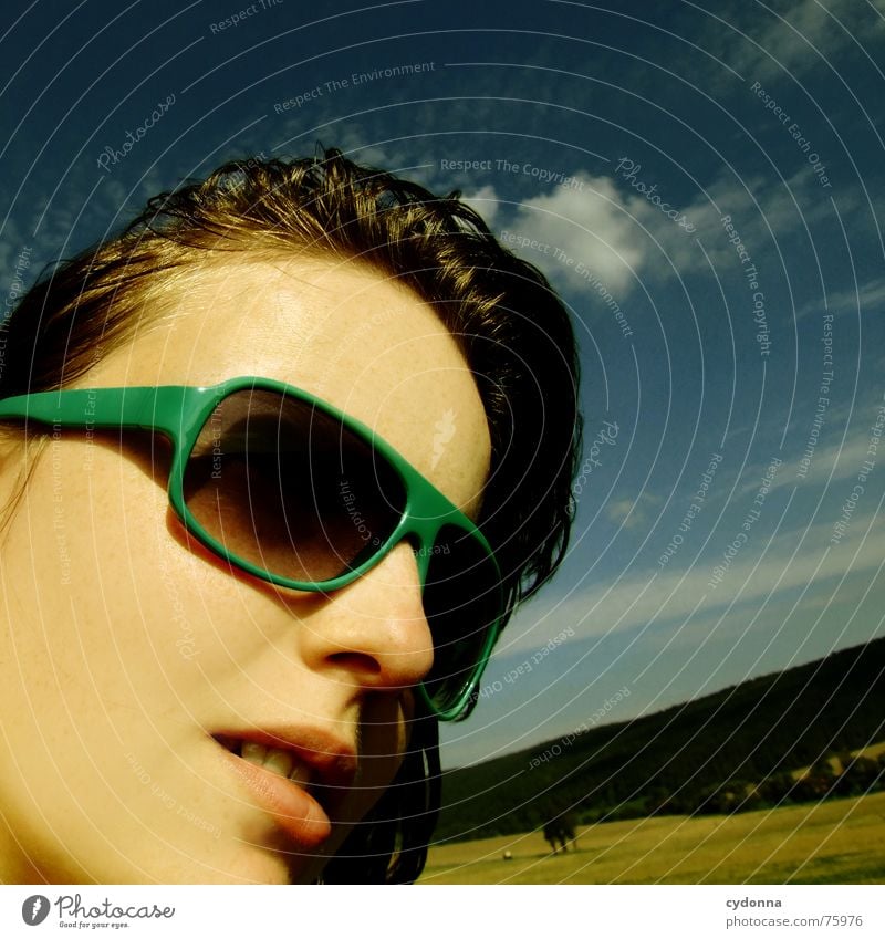 Blick zur Sonne I Sonnenbrille Sommer Sonnenstrahlen Licht angenehm Porträt Frau erleuchten Wärme Wind Haare & Frisuren wehen Landschaft Gesicht face Mensch