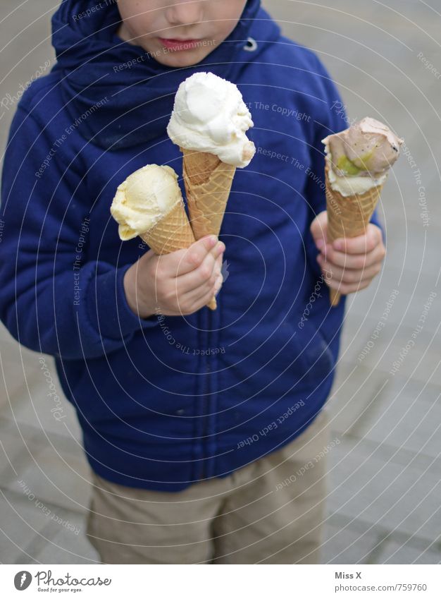 Eis Eis Eis Lebensmittel Speiseeis Ernährung Essen Übergewicht Mensch Kind Kleinkind Junge 3-8 Jahre Kindheit kalt lecker süß Appetit & Hunger Völlerei gefräßig