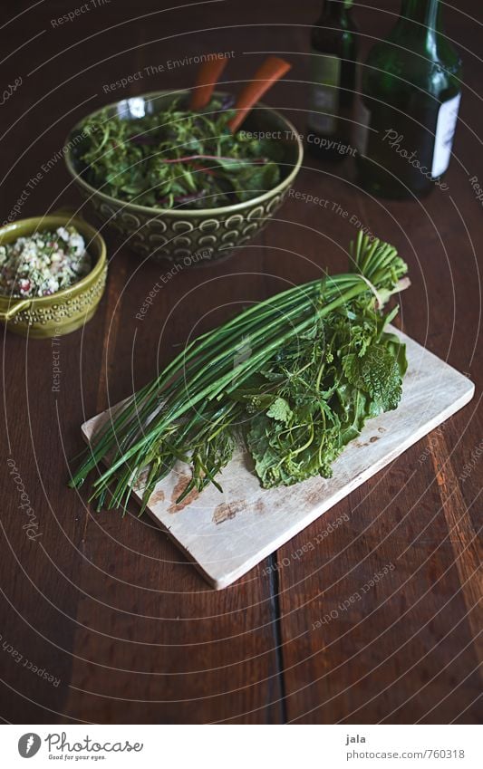 kräuter Lebensmittel Salat Salatbeilage Kräuter & Gewürze Öl Ernährung Bioprodukte Vegetarische Ernährung Schalen & Schüsseln Schneidebrett frisch Gesundheit