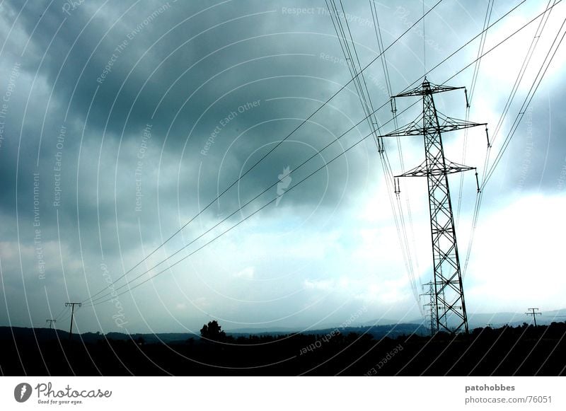 Herbst 06.1 Wolken schlechtes Wetter dunkel bedrohlich grau tief Regenwolken Strommast Elektrizität Stromdraht Monochrom Ferne Punkt Außenaufnahme Landschaft