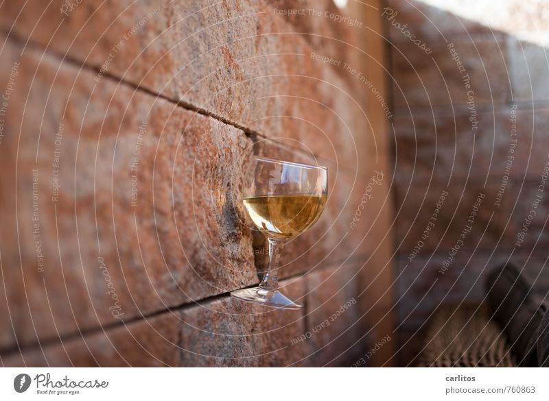 Weinstein Schönes Wetter Mauer Wand ästhetisch Glas Weinglas Fuge Neigung Sandstein Freizeit & Hobby Langeweile Pause Erholung Lounge Sitzecke Terrasse