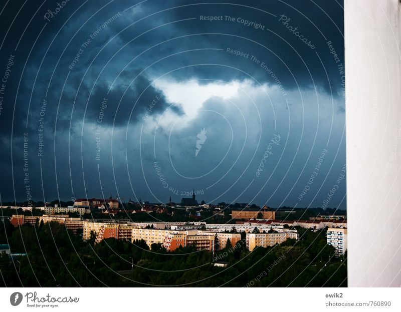 Drohkulisse Umwelt Natur Gewitterwolken Horizont Klima Wetter schlechtes Wetter Wind Sturm Bautzen Deutschland Kleinstadt Stadtzentrum bevölkert Haus Kirche Dom