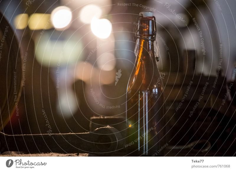 Feierabendbier Getränk Alkohol Bier Erwachsenenbildung Arbeitsplatz Baustelle Fabrik Werkzeug Maschine Mensch retro Farbfoto Nahaufnahme Detailaufnahme