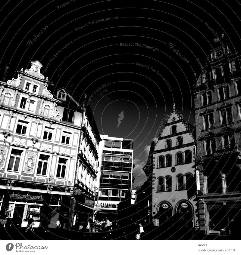 | Town 3 | Marktplatz Kohlmarkt Braunschweig Herbst Quadrat Dachgiebel Haus historisch Mensch Schatten herbstlich Himmel Schwarzweißfoto