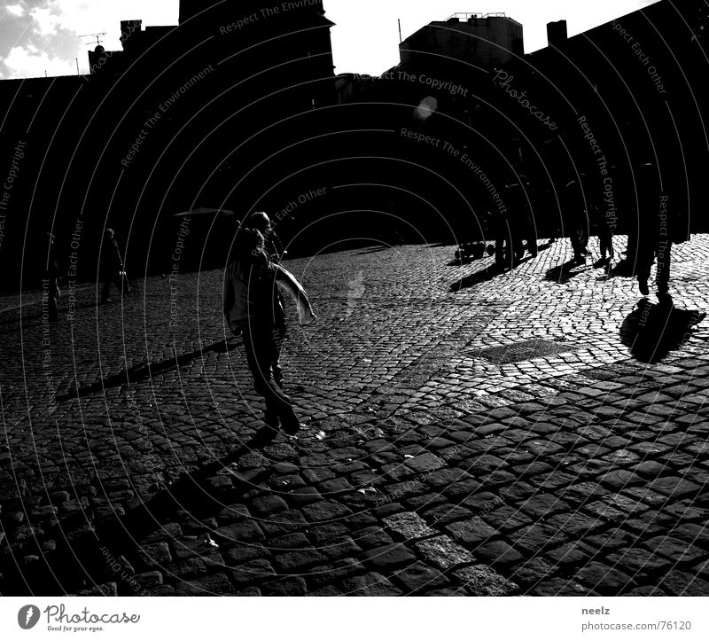 | Town 2 | Marktplatz Kohlmarkt Braunschweig Herbst Quadrat Mensch Schatten herbstlich Himmel Schwarzweißfoto laufen rennen