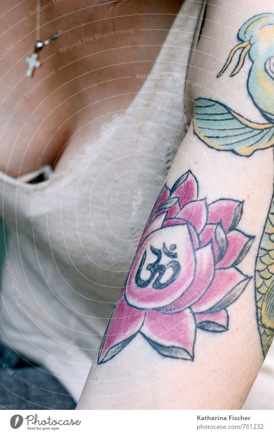 OM Arme sitzen blau braun mehrfarbig gelb grau grün violett orange rosa schwarz silber türkis weiß Frieden Kunst Religion & Glaube Stimmung Tattoo tätowiert