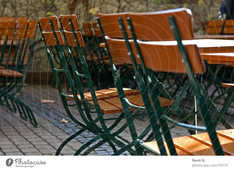 zusammenRücken Stuhl Biergarten Herbst Jahreszeiten Holz Gastronomie Biertische Tisch zusammenrücken rücken kraulen stuhlrücken biergartengarnitur