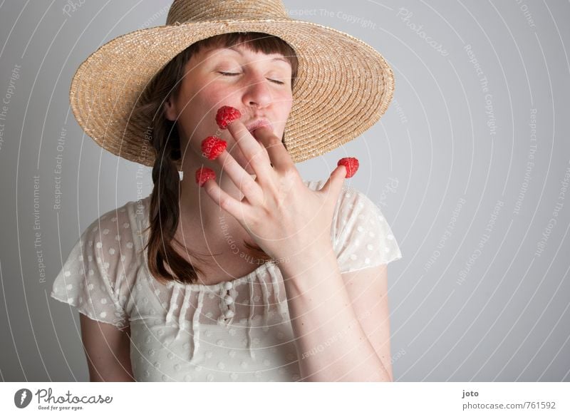 himbeerschmaus I Frucht Himbeeren Ernährung Essen Vegetarische Ernährung Gesundheit Gesunde Ernährung Wohlgefühl Zufriedenheit Sinnesorgane feminin Junge Frau