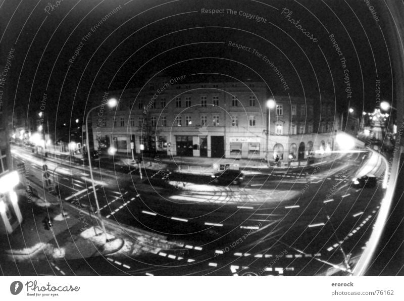 reileck Fischauge Aussicht analog Nacht dunkel Laterne Verkehr Winter Verkehrswege Fahrzeug Straßenverkehr Straßenkreuzung Asphalt Schnee Schwarzweißfoto b/w