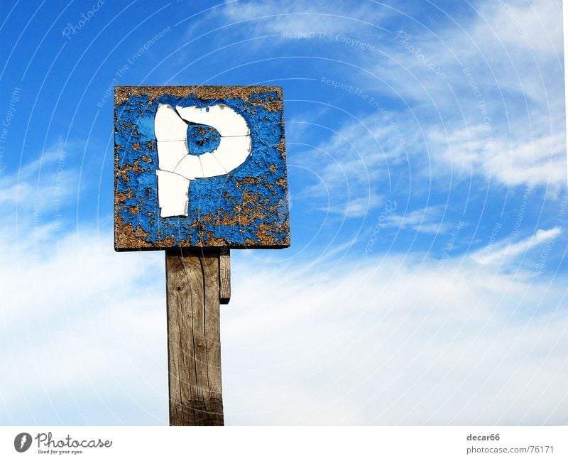 Sky parking Himmel Route 66 springen Holzmehl Hinweisschild sign sky car road weathered cloud clouds blue deteriorated space copy copyspace blau