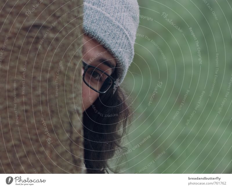 Versteckspiel Spielen Mensch maskulin Junger Mann Jugendliche 1 18-30 Jahre Erwachsene Wald Brille Mütze brünett langhaarig beobachten Neugier Farbfoto