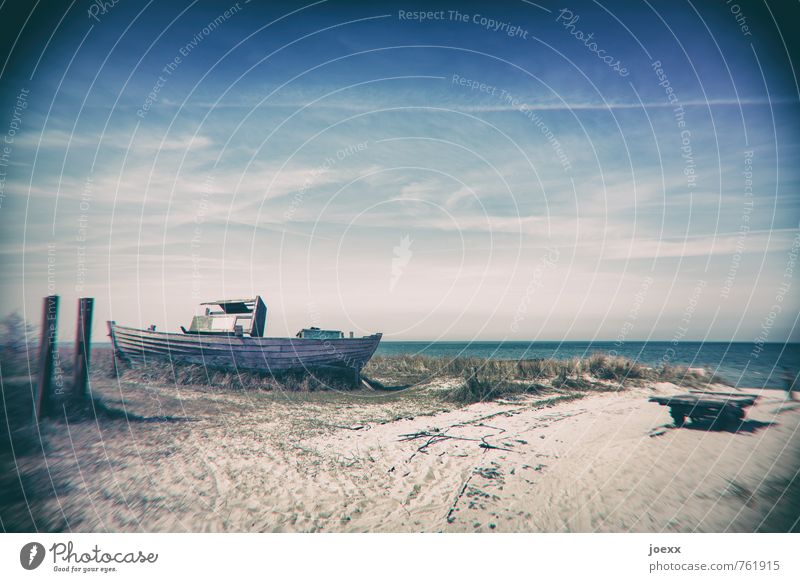 Trocken Umwelt Landschaft Himmel Wolken Horizont Sommer Schönes Wetter Küste Fischerboot alt blau braun grün weiß Verfall Farbfoto Gedeckte Farben Lomografie