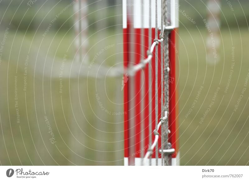 Nach dem Spiel ist immer ... Spielfeld Fußballtor Fußballplatz Menschenleer Pfosten Netz Schnur Metall Linie grau grün rot weiß ruhig Einsamkeit