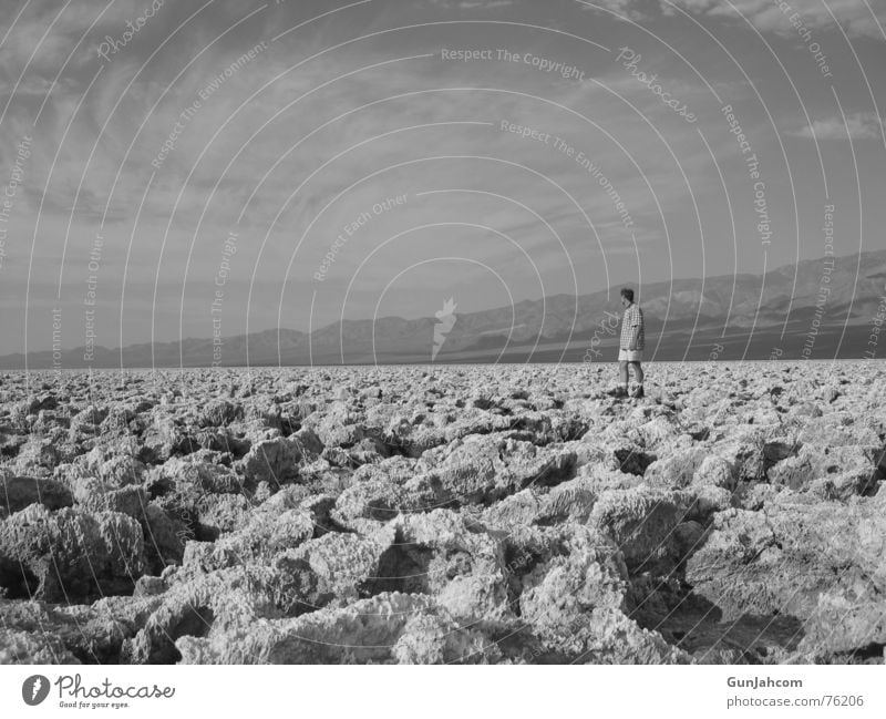 Die Welt ist klein... maskulin Wolken knusprig hart Ferne groß flach heiß lang ruhig Außenaufnahme Death Valley National Park devils golfcourse Mensch alt