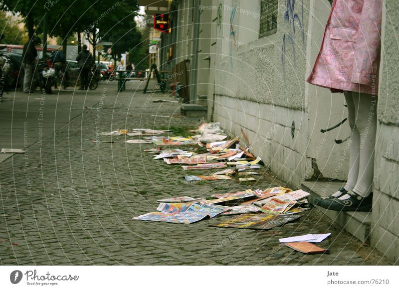 *** Kind Mädchen Stadt rosa Prenzlauer Berg Zeitung dunkel Straße Berlin