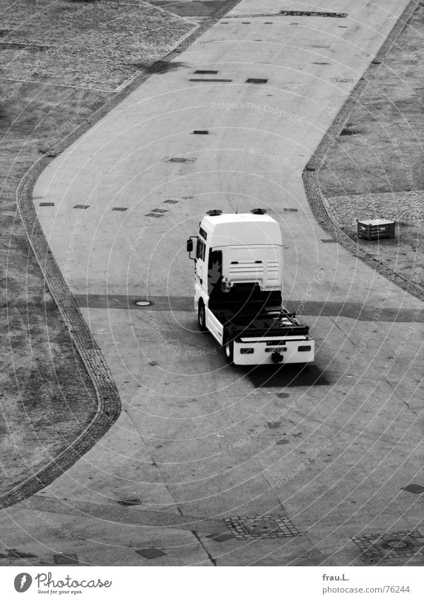 LKW Führerhaus Lastwagen Zickzack entladen Schausteller Zufahrtsstraße Platz Jahrmarkt Konstruktion Arbeit & Erwerbstätigkeit Straßenbelag Asphalt Fahrgeschäfte