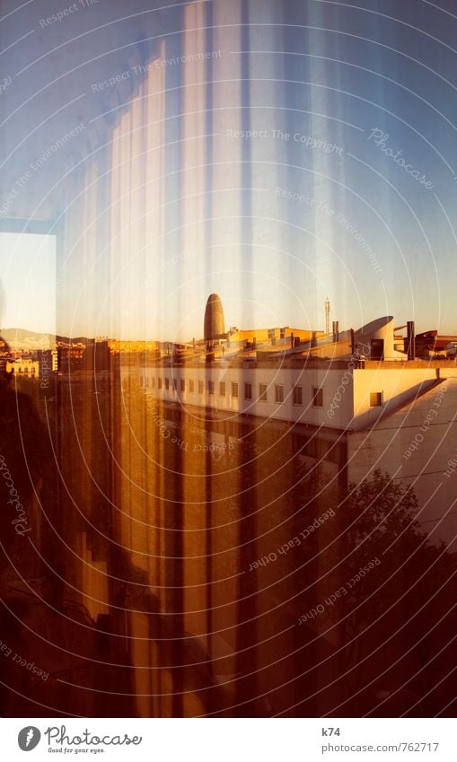 window view Barcelona Stadt Stadtzentrum Skyline Menschenleer Haus Bauwerk Gebäude Architektur Fenster Wahrzeichen Torre Agbar leuchten Häusliches Leben Wärme