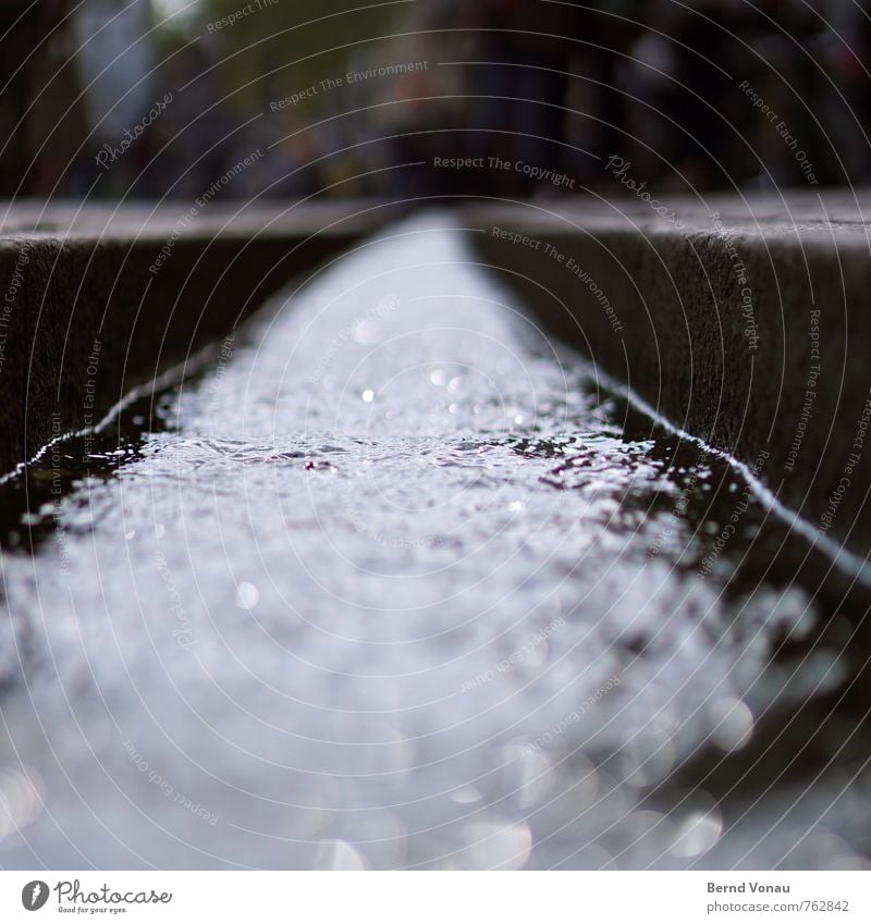 verschwommen ... Freiburg im Breisgau Stadt Rinnsal Kanal Abwasserkanal Bach Wasser Unschärfe blau schwarz Fußgängerzone Reflexion & Spiegelung nachdenklich