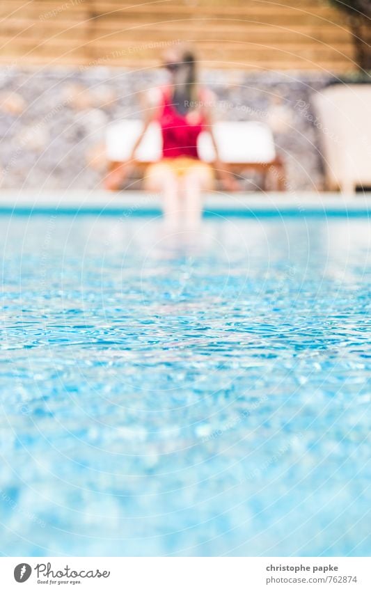 Pooltag Wohlgefühl Zufriedenheit Erholung ruhig Ferien & Urlaub & Reisen Tourismus Sommer Sommerurlaub Sonne Schwimmbad feminin Junge Frau Jugendliche 1 Mensch