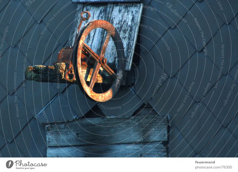 Flaschenzugdings Lastenaufzug Rolle Licht Bauernhof Landwirtschaft Fahrstuhl Dachziegel Holz antik Holzmehl Bar Rust Speichen Balken alt Rost pulley-block role