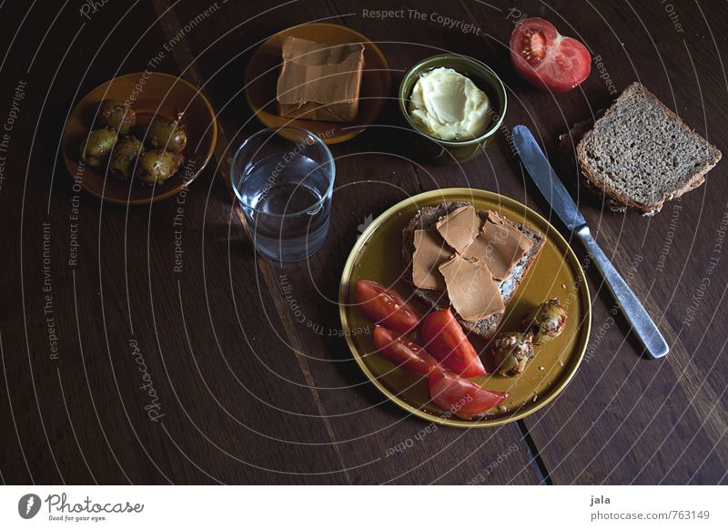 brotzeit Lebensmittel Käse Gemüse Brot Butter Tomate Oliven Ernährung Abendessen Vegetarische Ernährung Getränk Trinkwasser Geschirr Teller Glas Messer frisch