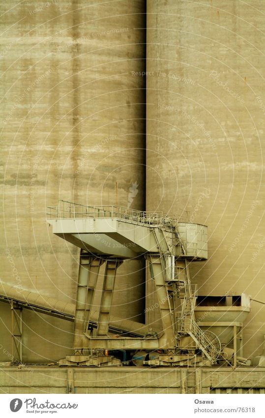 Zementwerk Schwerindustrie Material Silo Beton Kran Förderband grau Mauer Wand Arbeit & Erwerbstätigkeit Industriefotografie verladekran trist