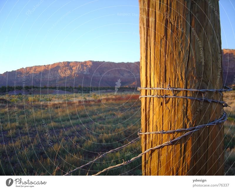 Land der unbegrenzten Möglichkeiten Amerika Kalifornien Steppe Sonnenuntergang Zaun Stacheldraht USA Wüste Himmel Abend