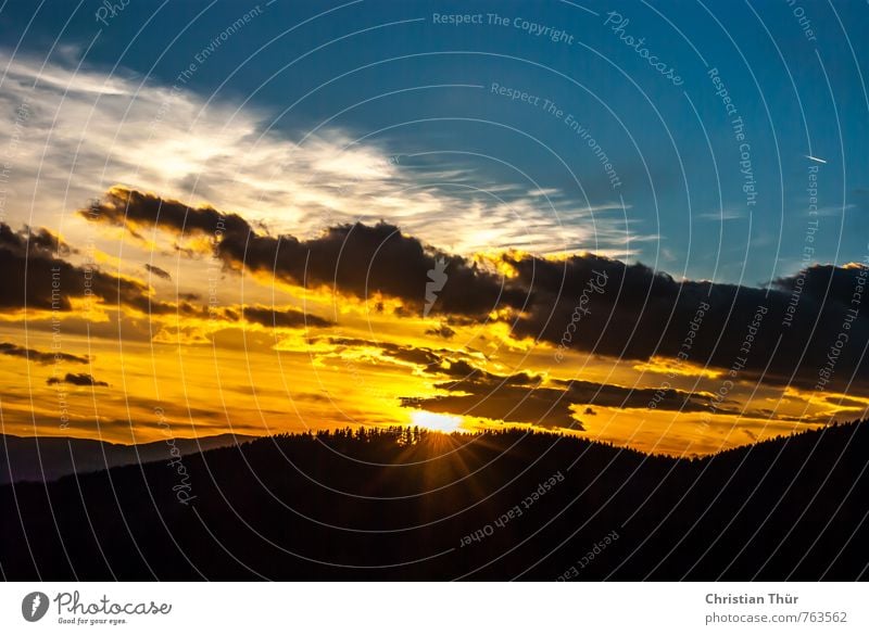 Abend im Wechselland Umwelt Natur Urelemente nur Himmel Gewitterwolken Horizont Herbst schlechtes Wetter Feld Hügel entdecken Erholung leuchten ästhetisch