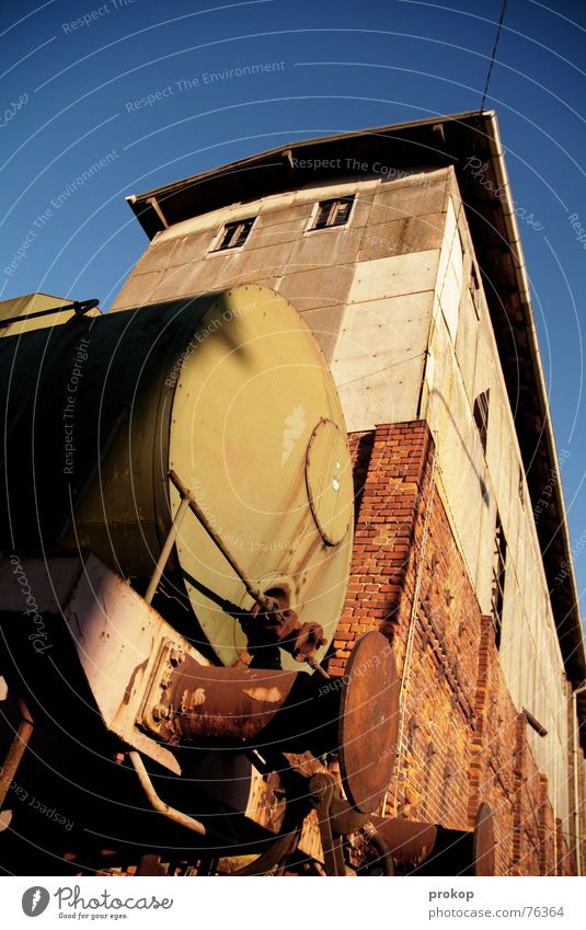 Ausrangiert Haus Backstein Lokomotive rustikal Dach Stahl rot grün Blauer Himmel Station alt Rost ausrangiert blau Schatten Bauernhof Bahnhof old rusty frog