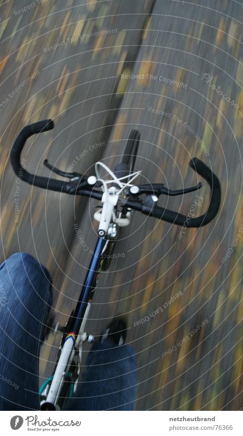 Guck mal Mami – ohne Hände... Fahrrad selbstbewußt Unschärfe Bewegungsunschärfe Schuhe fahren Geschwindigkeit unterwegs gefährlich Unfall Herbst Blatt freihand