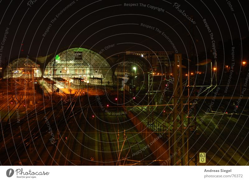 KM 63,0 Verspätung Gleise Hauptbahnhof Nacht schwarz dunkel Licht ruhig Pause Verkehr Ärger Oberleitung Laterne Elektrizität Bahnsteig Dresden Bahnhof