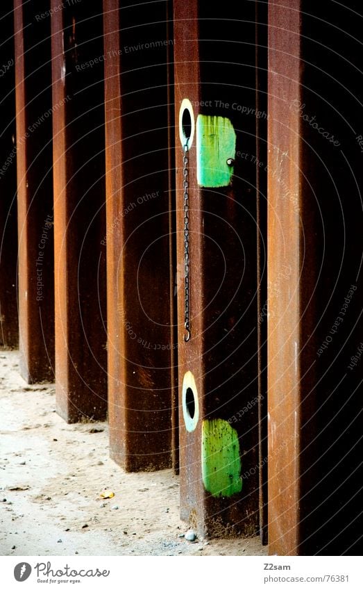 gelocht grün braun glänzend kaputt Fabrik Industriefotografie abstrakt graphisch Blech Loch Schatten Reflexion & Spiegelung alt Rost industrial geometry