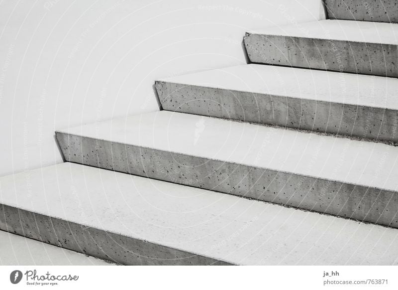 Treppe aus Beton Architektur eckig kalt grau Erfolg Beginn Perspektive Symmetrie Lebensleiter Karriereleiter Baustelle Traurigkeit Einsamkeit Hausbau