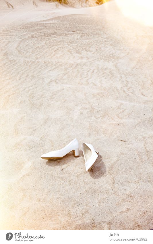 Hochzeit Feste & Feiern Schuhe Damenschuhe Sand Kitsch Glück Einigkeit Sympathie Liebe Treue Romantik Braut Hochzeitspaar Flitterwochen Hochzeitsfeier Verlobung