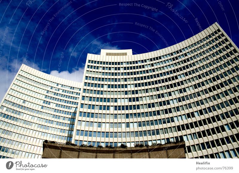 Urban Green Haus Hochhaus Arbeit & Erwerbstätigkeit Fenster geschwungen Etage Himmel Stadt Wolken Dach Konstruktion Wolkenformation Rollo quer hell grau dunkel